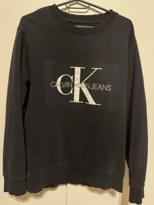 Calvin Klein Jeans Sweatshirt - Perfekt till sommarkvällar då den inte har tjockt tyg utan är sommar modell. Väldigt lite använd så därför i väldigt fint skick! 