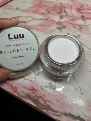 Vit gelé  - Luu Nails snow white gele i låg viskositet 30g. Oanvänd, helt ny. Nypris 285kr