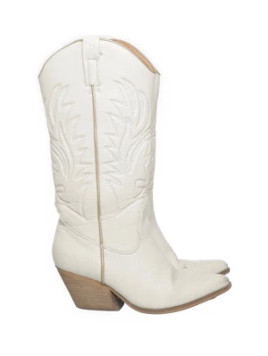 Vita cowboy boots  - Fina vita cowboy boots med bra helhetsintryck, kollar man noga så ser man små slitningar på tårna (se bild)