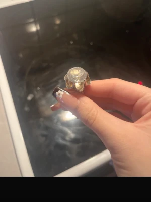 Silver  ring med stor kristall - Unik silver ring med en stor, klar kristall i mitten. Ringen har en blomliknande form där kristallen sitter i centrum och silver bladen omger stenen. Perfekt för dig som gillar statement-smycken och vill sticka ut. Kom privat för mer bilder 
