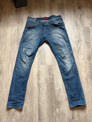 Jack Jones Glenn - Tja! Säljer nu dessa snygga jeans med modellen Glenn. Mycket bra skick, skickas samma dag som köp🤝