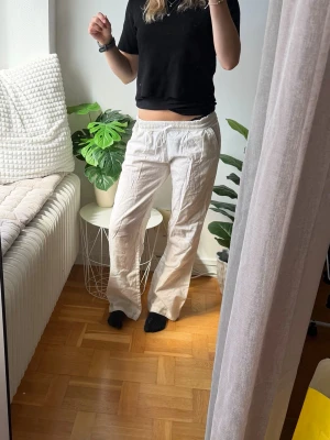 Vita linnebyxor, madlady - Superfina lågmidjade vita linnebyxor från madlady. Elastisk midja med snören. Storlek XS/REG - sitter som S, passar någon runt 160cm- 168cm i längd. Superfina, knappt använda de ligger bara i garderoven därav kan behövas strykas. 