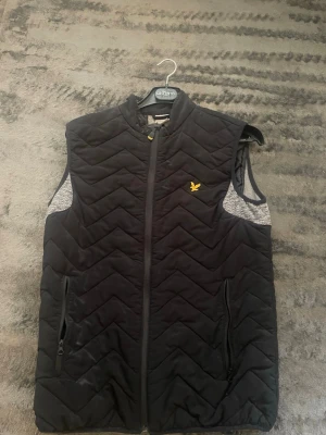 Svart dunväst från Lyle & Scott - Lyle & scott, storlek M, Bra skick