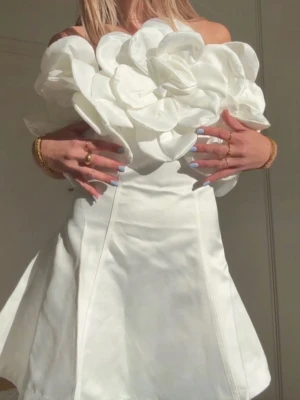 Satin klänning - Superfin kort satin klänning från Lojsan Wallins senaste kollektion med nakd! Strl 34! Helt ny med prislapp! Perfekt till student eller midsommar!