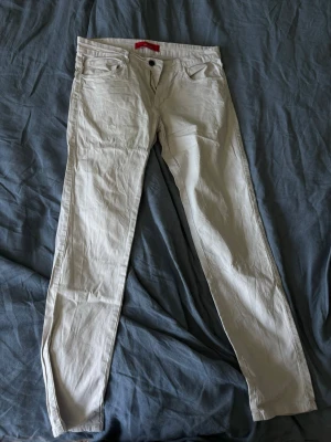 Beiga slim fit jeans från Zara Man - Säljer ett par beiga slim fit jeans från Zara Man. Klassisk femficksmodell med knappgylf och smal passform. Tillverkade i ett mjukt bomullsmaterial som är skönt att bära. Perfekta till en avslappnad och stilren look.