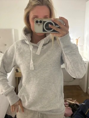Russemerch hoodie - Jätte snygg russemerch hoodie i st S. Nyskick och knappast använd❣️