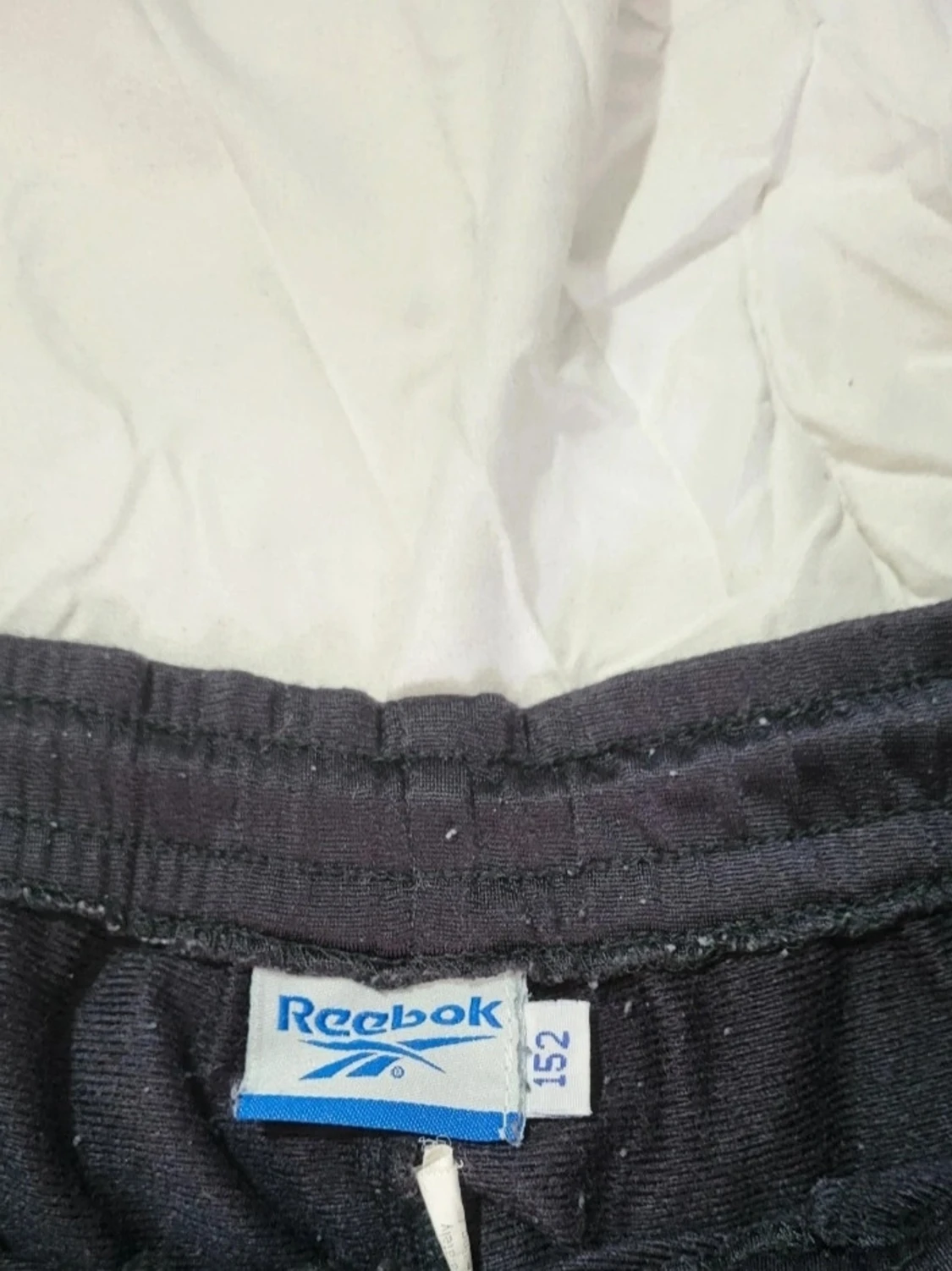 Svarta sportshorts med blå och vit kant - 3
