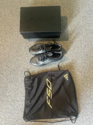 Adidas F50 svarta fotbollsskor - Säljer ett par svarta Adidas F50. Medföljer originalpåse och låda. Är i bra skick.
