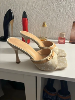 Mules  - Säljer dessa super fina mules, aldrig använda ute. Säljer då de ej kommer till användning. Pris kan diskuteras och fler bilder på dem kan skickas, passar både storlek 38-39