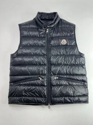 Moncler gui väst - Storlek 2 motsvarar S-M väldigt fint skick inga skador osv 