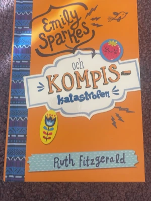 Bok, ”Emily Sparkes och kompiskatastrofen” av Ruth Fitzgerald - ”Emily Sparkes och kompiskatastrofen” är en bok av Ruth Fitzgerald som handlar om Emily, Bella, Zusanna och Chloe. Den är en inbunden bok av förlaget Girl:it💓