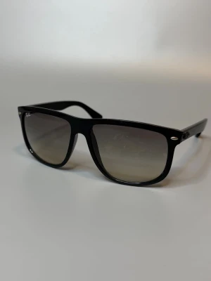 Rayban Boyfreind Solglasögon  - ‼️VI TAR EJ BYTEN‼️ Ray-Ban Boyfreind 41747  | Skick: 7/10 | Storlek 60/15 | ingår fodral vid köp! | Fraktar inom 24H efter köp på köparens bekostnad 📦💨 | Hör av dig vid minsta fråga eller fundering 