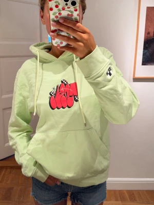 Hoodie - Säljer denna super snygga hoodie🌸🌸🌸