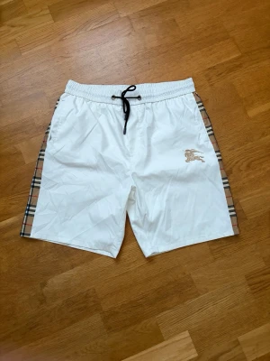 Burberry shorts  - Snygga vita shorts från Burberry i storlek L. Perfekta för en trendig och avslappnad stil. Priset kan diskuteras.