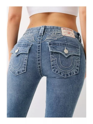 Blå bootcut jeans från True Religion - Snygga blå bootcut jeans från True Religion med ikoniska kontrastsömmar och broderade detaljer på bakfickorna. Jeansen har låg midja, ficklock med knappar och klassisk femficksdesign. Tillverkade i denim med en lätt tvättad look. 💕 lätt slitage som förekommit vid användning, visas på sista bilden!