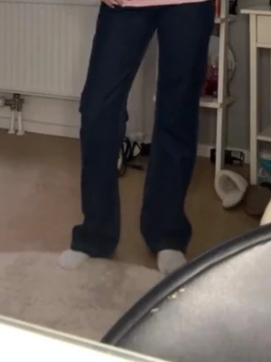 Mörkblå pösiga (lite) bootcut jeans - Säljer ett par mörkblå bootcut jeans med klassisk femficksdesign och normal midja. Jeansen har en snygg tvätt och raka ben som går ut lite nedtill för en avslappnad look. Perfekta till vardagsstilen och passar till det mesta. Aldrig använda!