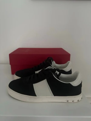Valentino Flycrews Svarta  - Svarta Valentino flycrews! Strl 38, Allting ingår box,dustbag allt! Mycket bra skick nästan nya endast använda ett par gånger några små defekter som du ser på bild nr 6! Hör av er om ni har frågor och prisförslag eller annat!🔥💯