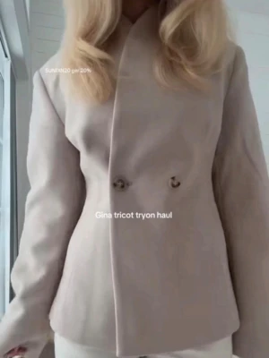 Kavaj  - Shaped blazer i wool blend från Gina tricot. Använd två gånger 