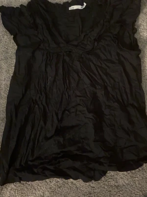 Svart kortärmad blus från lager 157 - Säljer min jätte snygga blus ifrån lager! Säljer pågrund av att jag inte har plats för den! Den är i storlek s men kan passa som M skriv gärna om ni har några frågor!🤗