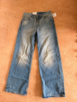 Nya jeans från hm  - Säljer helt nya jeans från hm. Passformen är straight loose. Storlek 29/32
