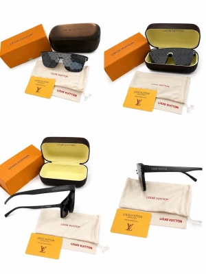 Svarta Louis Vuitton solglasögon - Säljer ett par svarta solglasögon från Louis Vuitton med fyrkantiga bågar och diskret LV-mönster på glasen. Sidorna är svarta med Louis Vuitton-logga. Kommer med originalfodral, putsduk och box.