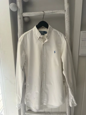 Vit Ralph Lauren Skjorta Slim Fit  - Säljer nu min sköna Ralph Lauren skjorta! ⭐️ Storlek S med passformen slim fit!☝️ Perfekt inför sommaren | Otroligt gott skick, inga defekter | Snabb affär = priset sänks💰   Alltid frakt inom 24h📦🚚