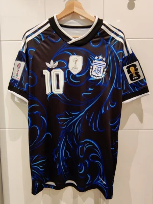 Argentina matchtröja 2026 - Messi #10 - M - Säljer en Argentina landslagströja / matchtröja / fotbollströja bortastället för vm 2026 med Messi #10 på ryggen. Vm patchar på ärmarna och bröstet. Storlek M. Tröjan är en reprint / repl!k@ helt ny och oanvänd.