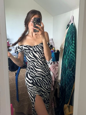 Zebramönstrad offshoulder långklänning - Endast använde en gång för en photoshoot 