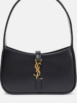 Svart axelremsväska från Saint Laurent - Säljer en svart axelremsväska från Saint Laurent med klassisk YSL-logga i guld framtill. Väskan har en stilren, rektangulär form och är tillverkad i slätt läder. Perfekt accessoar för dig som gillar lyxiga detaljer och tidlös design. Säljs billigt då dustbag och kvitto saknas. Köpt här på vinted och äkthet kan därav ej verifieras
