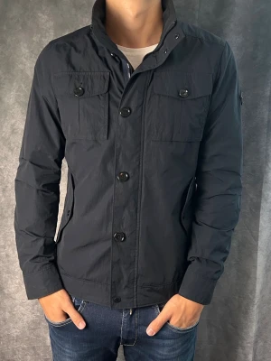 J.lindeberg field jacket bailey - Mycket fint skick | Size S (modellen är 188 cm 77 kg) | fraktar spårbart inom 24 timmar | för att köpa klicka ”köp nu” | vid frågor eller funderingar skriv ett meddelande | följare får bättre rabatter🙌