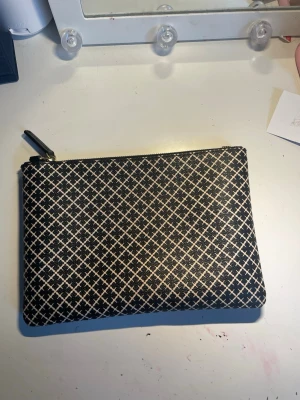 Svartvit kuvertväska från By Malene Birger - Hej jag säljer min kuvertväska från Malene Birger eftersom den inte har kommit till användning,så den är som ny! Jag har även bandet kvar om man vill sätta på det! Original priset var 1200! 