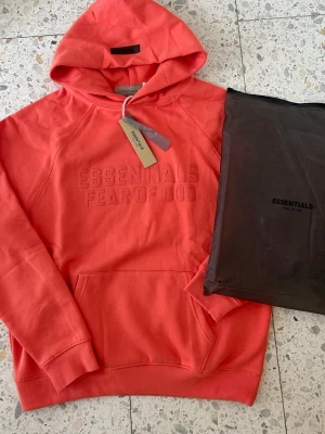 Coral hoodie Essentials Fear of God - Riktigt fet coral färgad Essentials hoodie . Storlek S och sitter perfekt. Pris kan alltid diskuteras vid snabb affär. Tags och påse medföljer