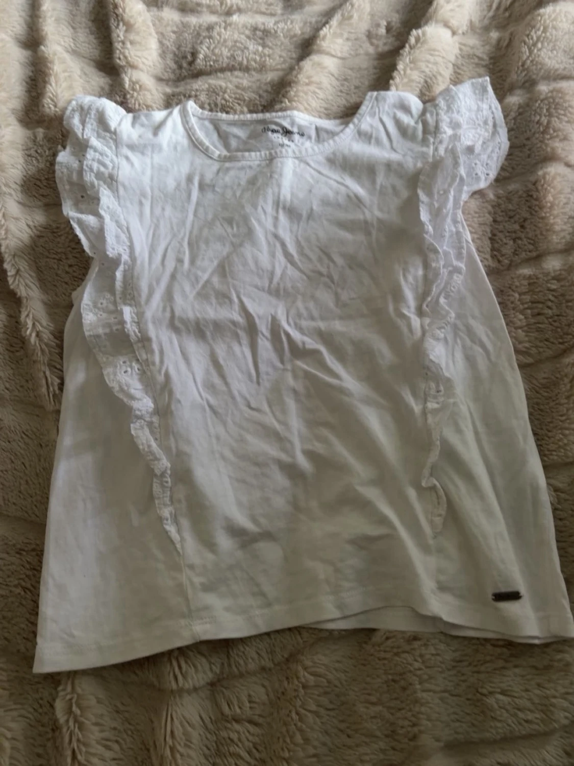 Vit blus med volangdetaljer