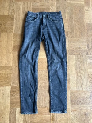 Mörkgrå raka jeans - Snygga mörkgrå/svarta jeans med slim fit. Jeansen har normal midja och är tillverkade i ett mjukt denimtyg med lätt stretch. Perfekta för en avslappnad och stilren look. Alltid öppen för funderingar eller frågor. Pris: 100kr🙂