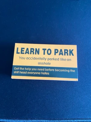 50st Roliga parkeringskort - Ett gäng gula och svarta kort med texten 'LEARN TO PARK' och ett skämtsamt budskap om dålig parkering. Perfekt att lägga på bilar som står felparkerade för att skoja till det lite. Tillverkade i papper eller tunn kartong.