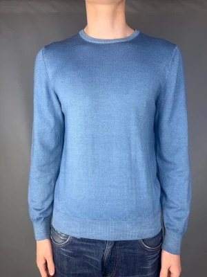 Stickad tröja Gran sasso - Stickad tröja Gran sasso Märke: Gran Sasso Storlek: M Passform:  Färg: Blå Skick: Mycket bra Beskrivning: utan defekter Modellen på bilden: 183 cm/ 75 kg