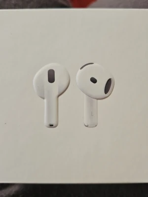 Apple AirPods 4 trådlösa hörlurar - Säljer ett par vita Apple AirPods 4 helt nya. Fick de på köpet när jag köpte mobilen 🙂 