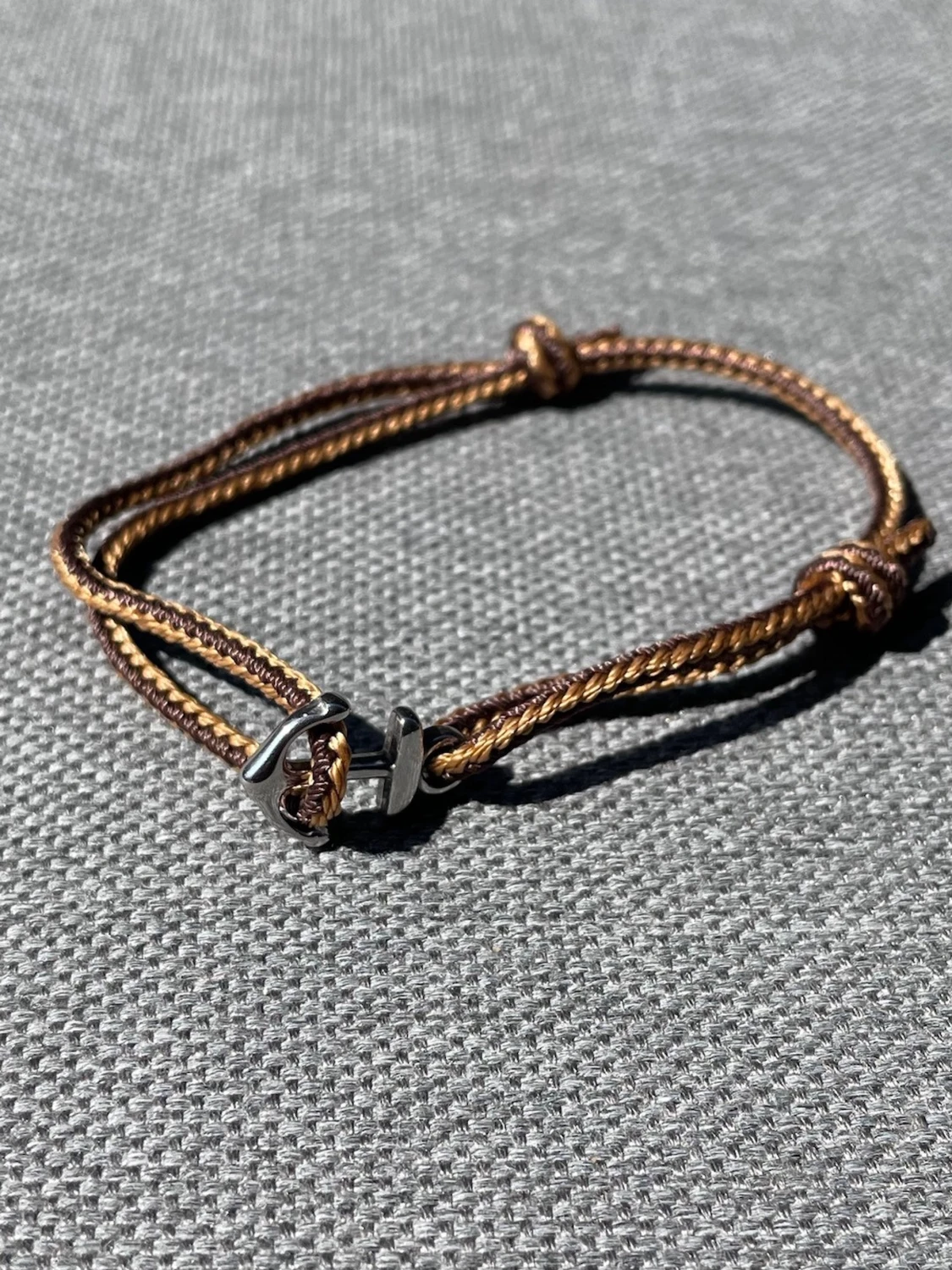 Brunt armband med ankardetalj - 1