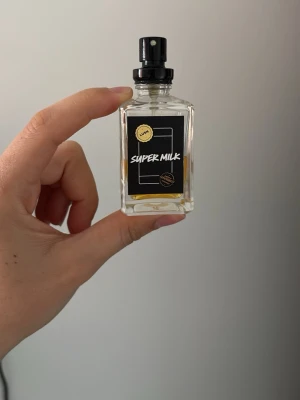 Super Milk parfym från Lush - Super Milk parfym från Lush. Saknar kork. Köpt på Vinted och endast använd ett fåtal gånger, då jag tröttnat på doften. 