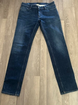 Mörkblå raka jeans - Ett par Acne studio jenas i storlek 32/32.  mörkblå färg som jag inte har använt så mycket. Dem är i ett jättebra skick och passar till allt. 
