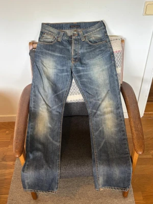 Nudie Jeans / Straight Alf 30/32 - Säljer ett par blå jeans från Nudie Jeans med snygg tvätt på framsidan o baksidan. Jeansen har rak passform och är i storlek W30 L32. Säljer dom då de ej passar, aldrig använt, köpta begagnade.