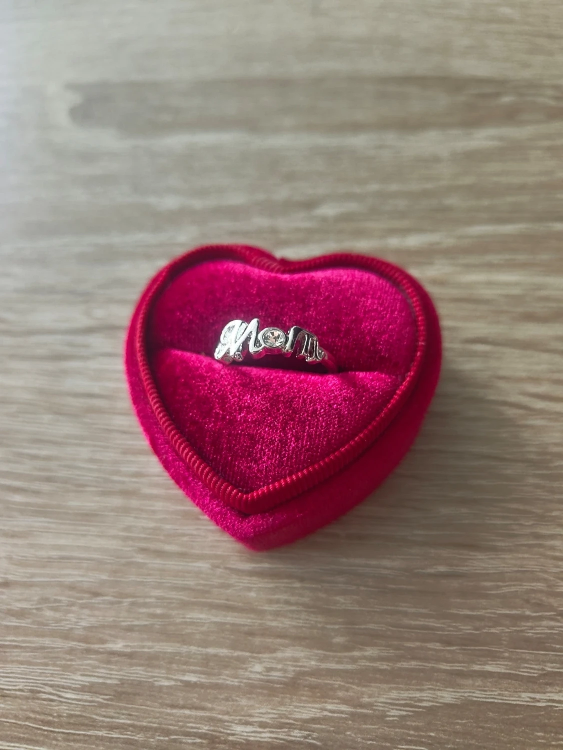 Silverfärgad ring med texten 'Mom' - 1