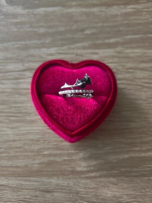 Söt silverfärgad ring med svart ros och pärlor - ring i storlek 18,5mm ((justerbar)), silverfärgad. 