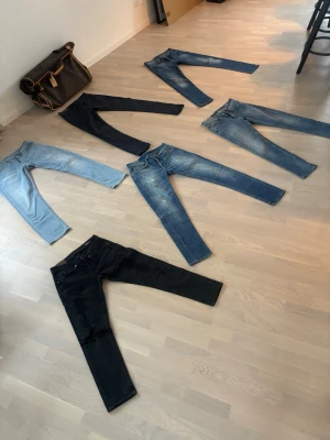 Blå slitna jeans med tvättade detaljer - Hör av er om ngn speciell modell är till intresse  