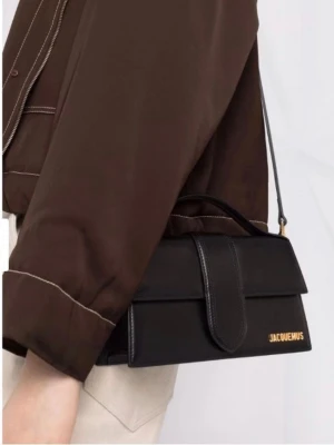 Jacquemus Le Grand Bambino Handväska - Jacquemus Le Grand Bambino Handväska – Svart läder  Säljer min Jacquemus Le Grand Bambino i svart läder. Väskan är i bra skick och har använts varsamt. En stilren och tidlös modell som passar både till vardags och fest. 	•	Märke: Jacquemus 	•	Modell: Le Grand Bambino 	•	Färg: Svart 	•	Material: Läder 	•	Skick: Bra skick  Väskan säljs eftersom jag gärna vill köpa samma modell med silverfärgad hårdvara istället.
