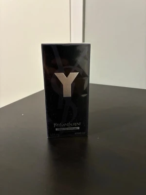 Yves Saint Laurent Y Eau de Parfum 100ml - Det går att beställa 30 ml och 10 ml vid intresse, vid köp av fler parfymer får man paketpris