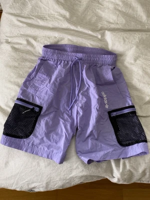 Adidas lila shorts - Lila adidas shorts i storlek xs men passar även S. Nyskick. Passar perfekt till sommaren.