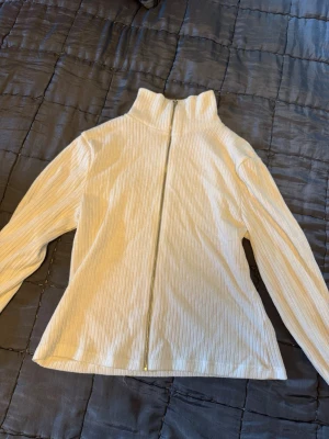 Zip up tröja  - Säljer en fin vit zip up tröja eftersom den är för liten, bra skick och skönt material. Storlek M