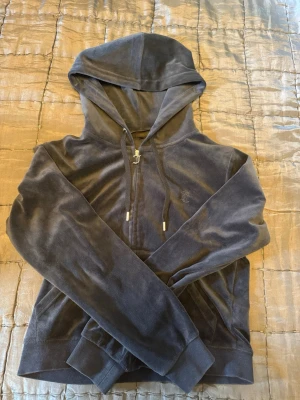 Juicy couture  - Säljer en fin mörkblå tröja från Juicy couture eftersom den ej kommer till användning, mycket fint skick. Storlek M