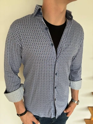 By Eberstål Skjorta - By Eberstål Skjorta Fashion Cut| pris: 299kr| Storlek: M| Skick: Mycket bra, 9/10| Hör av dig vid minsta lilla fundering eller fråga| 